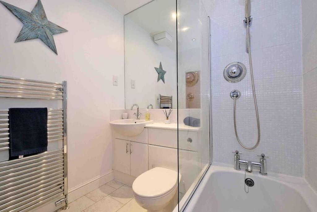 Modern & Spacious Apartment In City Centre Aberdeen Buitenkant foto