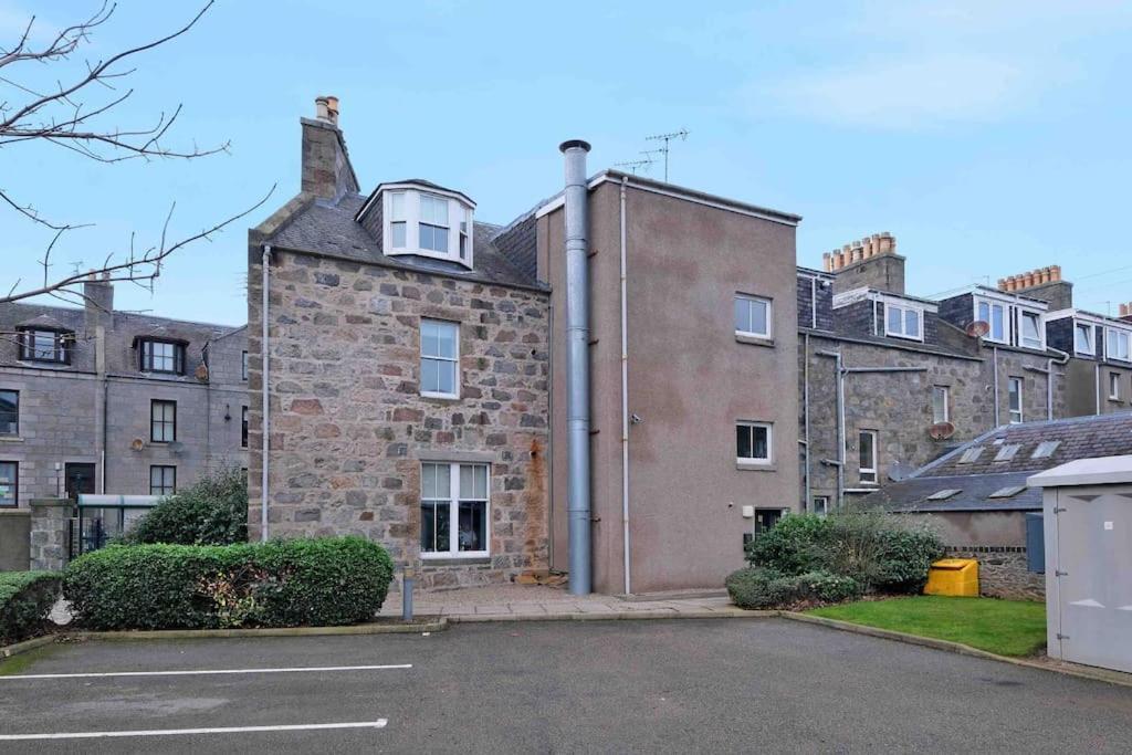 Modern & Spacious Apartment In City Centre Aberdeen Buitenkant foto